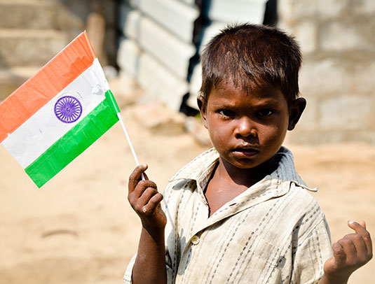 niños con bandera de la India Niños sin fronteras adopción